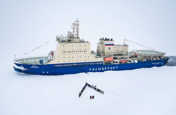 Ледокол «Виктор Черномырдин» провел памятную акцию в Карском море в честь погибших в Арктике моряков